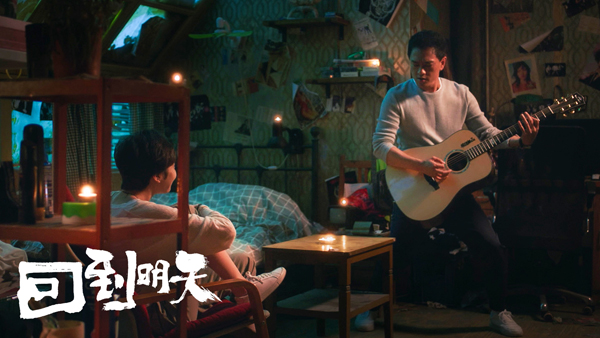 6.赵英俊弹吉他.jpg