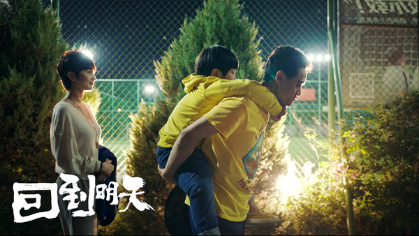 3.赵英俊背着小胖.jpg