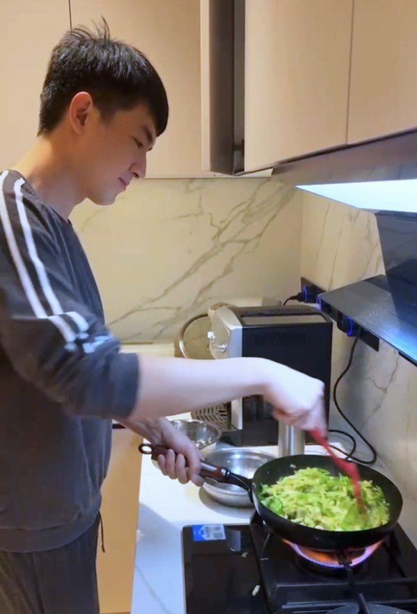 林更新“厨神”回归  分享做饭视频引热