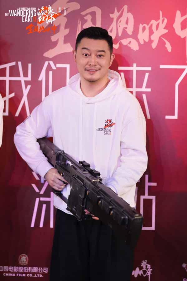 沙溢现场演示举起几十斤道具枪.jpg