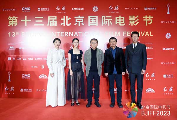 <b>《白塔之光》主演南吉出席13届北影节，优雅亮相红毯裤装轻盈飘逸</b>
