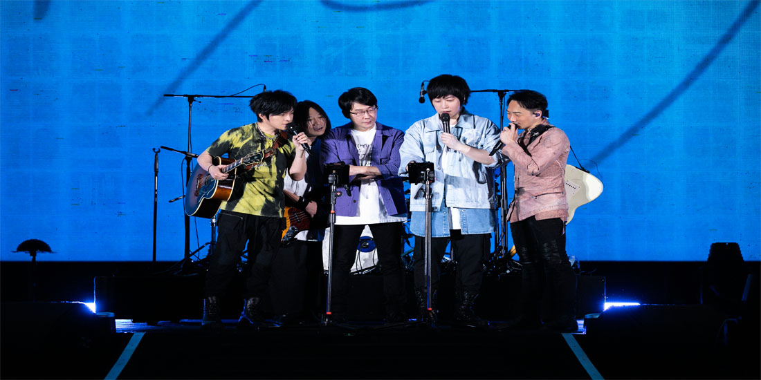 <b>万千歌迷齐聚鸟巢携手五月天 巨大的北京鸟巢承载了五位憨人最倔强的音乐梦</b>
